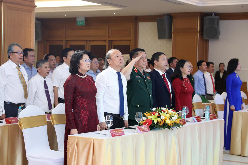 Phó Chủ tịch nước Đặng Thị Ngọc Thịnh và các đại biểu thực hiện nghi thức chào cờ. (Ảnh: Lâm Khánh/TTXVN)