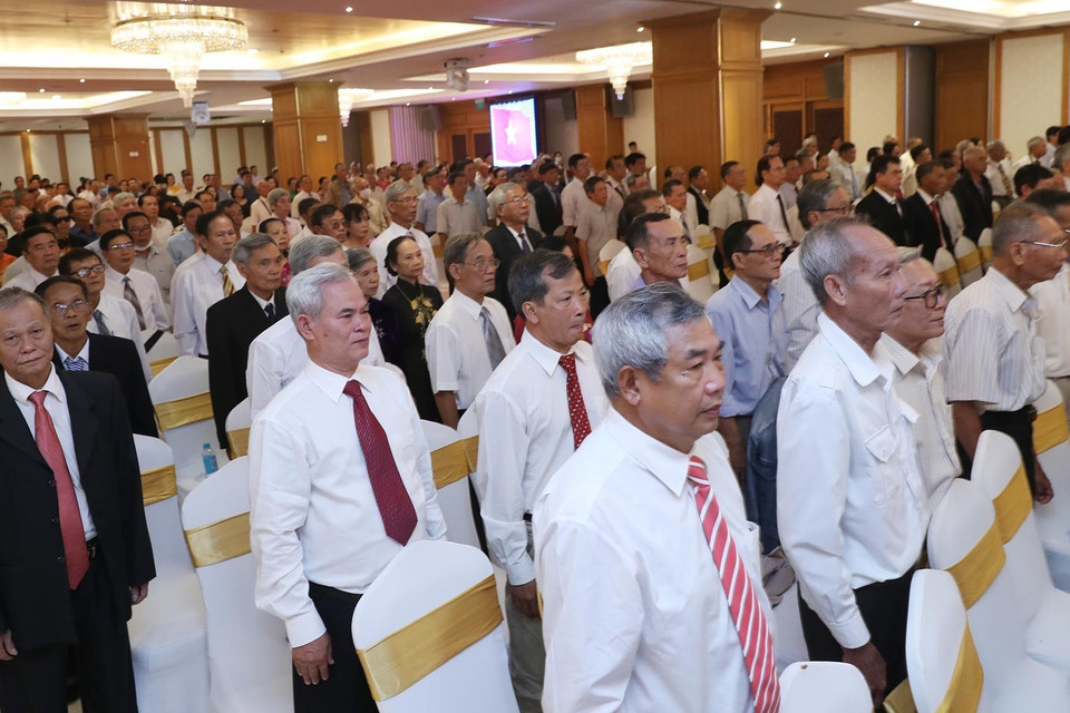 Các đại biểu thực hiện nghi thức chào cờ. (Ảnh: Lâm Khánh/TTXVN)