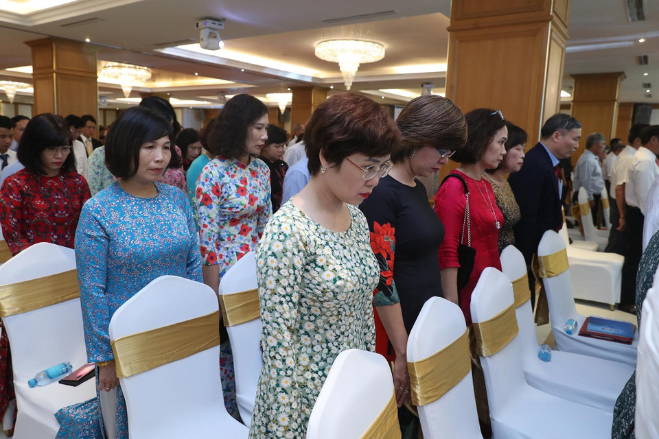 Các đại biểu mặc niệm tưởng nhớ các Anh hùng Liệt sỹ của TTXVN đã ngã xuống trong cuộc kháng chiến chống giặc ngoại xâm. (Ảnh: Lâm Khánh/TTXVN)