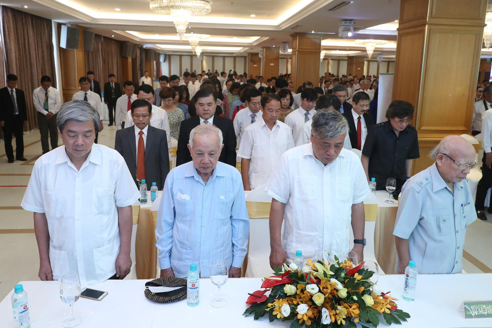 Các nguyên lãnh đạo TTXVN và các đại biểu mặc niệm tưởng nhớ các Anh hùng Liệt sỹ của TTXVN đã ngã xuống trong cuộc kháng chiến chống giặc ngoại xâm. (Ảnh: Lâm Khánh/TTXVN)