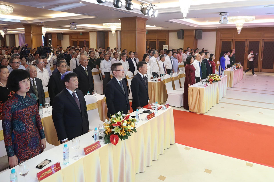 Phó Chủ tịch nước Đặng Thị Ngọc Thịnh và các đại biểu thực hiện nghi thức chào cờ. (Ảnh: Lâm Khánh/TTXVN)