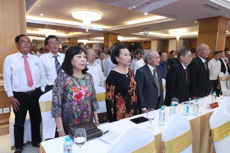 Các đại biểu thực hiện nghi thức chào cờ. (Ảnh: Lâm Khánh/TTXVN)