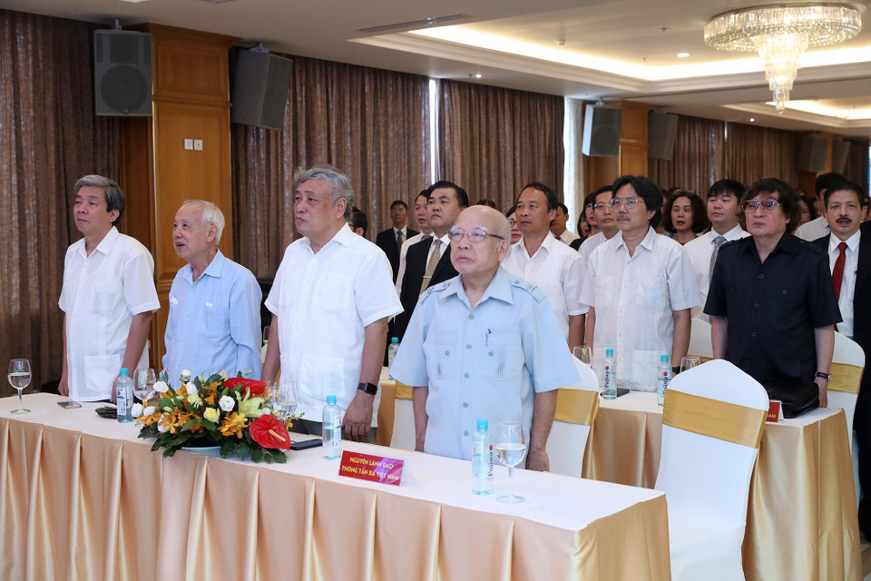 Các đại biểu thực hiện nghi thức chào cờ. (Ảnh: Lâm Khánh/TTXVN)