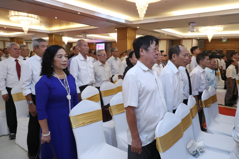  Các đại biểu thực hiện nghi thức chào cờ. (Ảnh: Lâm Khánh/TTXVN)