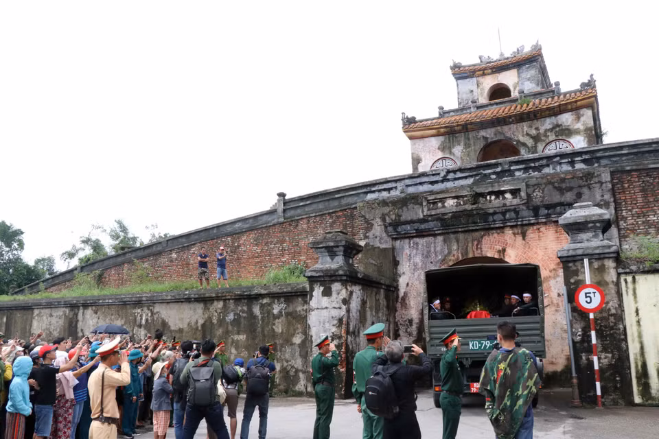 Quang cảnh lễ truy điệu, tiễn đưa các cán bộ, chiến sỹ về với đất mẹ. (Ảnh: Đỗ Trưởng/TTXVN)