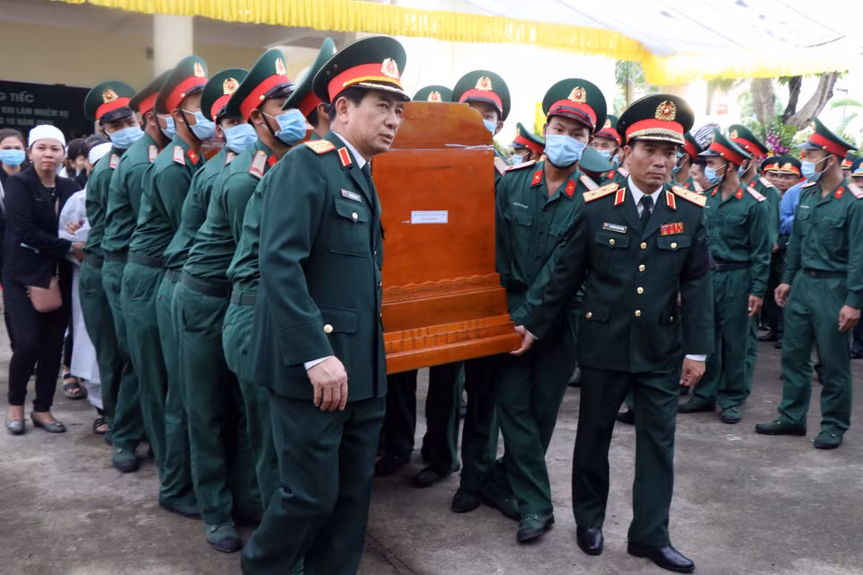 Quang cảnh lễ truy điệu, tiễn đưa các cán bộ, chiến sỹ về với đất mẹ. (Ảnh: Đỗ Trưởng/TTXVN)