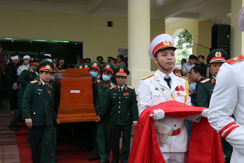 Quang cảnh lễ truy điệu, tiễn đưa các cán bộ, chiến sỹ về với đất mẹ. (Ảnh: Đỗ Trưởng/TTXVN)
