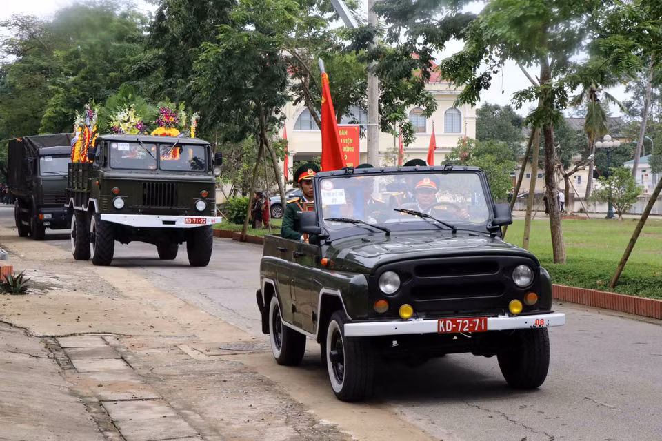 Quang cảnh lễ truy điệu, tiễn đưa các cán bộ, chiến sỹ về với đất mẹ. (Ảnh: Đỗ Trưởng/TTXVN)
