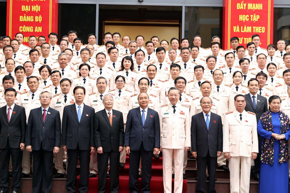 Thủ tướng Chính phủ Nguyễn Xuân Phúc và các lãnh đạo, nguyên lãnh đạo Đảng, Nhà nước với các đại biểu dự Đại hội. (Ảnh: Thống Nhất/TTXVN)