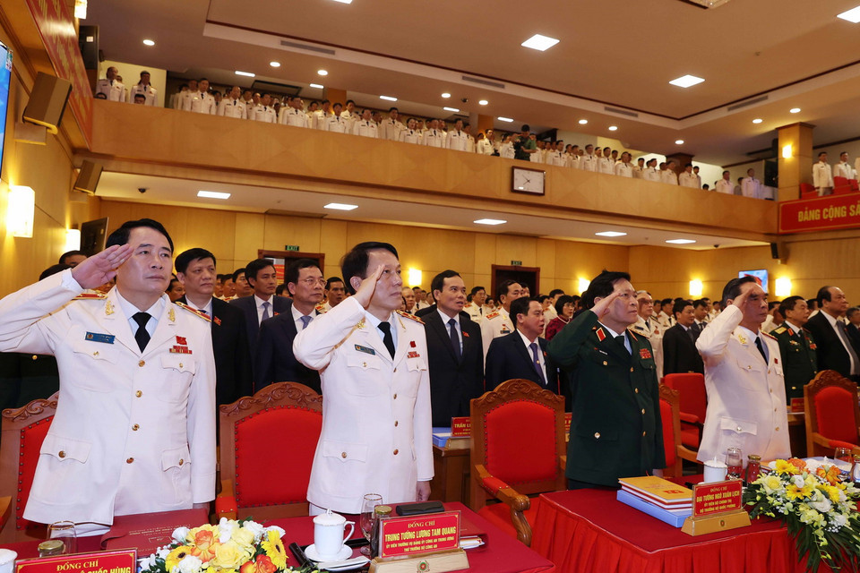 Các đại biểu thực hiện nghi thức chào cờ. (Ảnh: Thống Nhất/TTXVN)