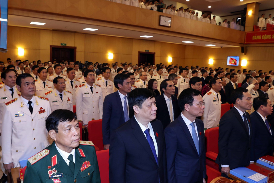 Các đại biểu thực hiện nghi thức chào cờ. (Ảnh: Thống Nhất/TTXVN)