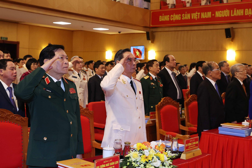 Các đại biểu thực hiện nghi thức chào cờ. (Ảnh: Thống Nhất/TTXVN)