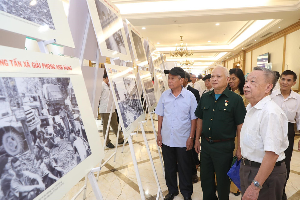 Các đại biểu tham quan trưng bày ảnh Thông tấn xã Giải phóng anh hùng. (Ảnh: Lâm Khánh/TTXVN)