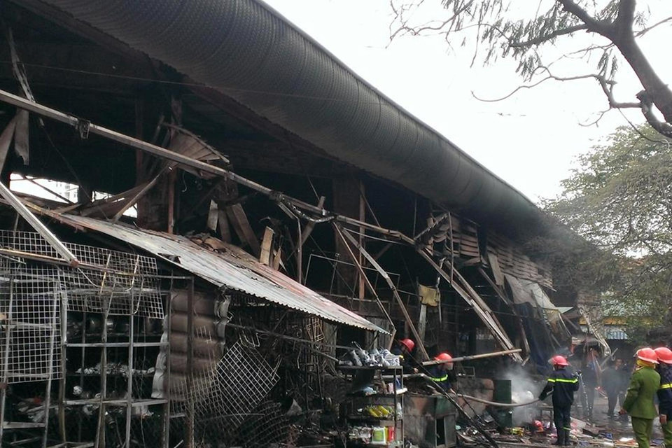 Mặc dù các chiến sỹ cảnh sát phòng cháy chữa cháy nỗ lực dập lửa nhưng toàn bộ khu vực trung tâm chợ đã bị thiêu rụi hoàn toàn (Ảnh: PV/Vietnam+)