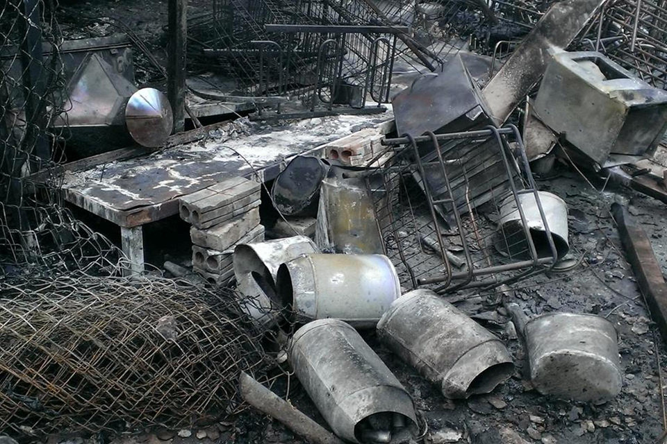 Ngọn lửa đã thiêu rụi nhiều hàng hóa (Ảnh: PV/Vietnam+)