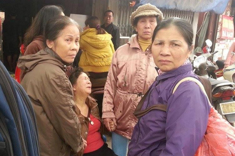 Gương mặt thất thần của tiểu thương chợ Nhật Tân (Ảnh: PV/Vietnam+)