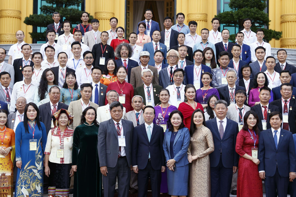 Chủ tịch nước cùng các đại biểu. (Ảnh: Thống Nhất/TTXVN)