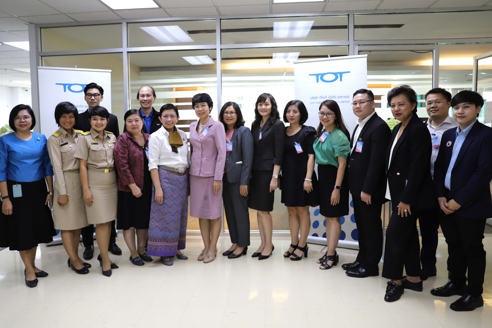 Phó Tổng giám đốc TTXVN Vũ Việt Trang chụp ảnh lưu niệm cùng Trung tâm chống tin giả của Thái Lan. (Ảnh: Ngọc Quang-Hữu Kiên/TTXVN)