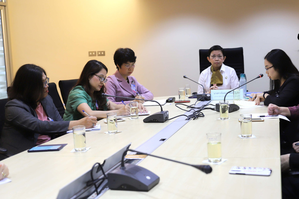 Phó Tổng giám đốc TTXVN Vũ Việt Trang làm việc với Công ty TOT quản lý Trung tâm chống tin giả Thái Lan. (Ảnh: Ngọc Quang-Hữu Kiên)