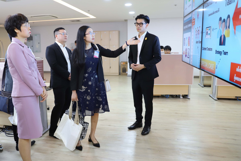 Phó Tổng giám đốc TTXVN Vũ Việt Trang tham quan cơ sở làm việc của Trung tâm chống tin giả của Thái Lan. (Nguồn: Ngọc Quang-Hữu Kiên/TTXVN)