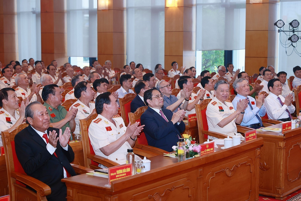 Thủ tướng Phạm Minh Chính và các đại biểu dự Đại hội thành lập Hội Cựu Công an Nhân dân Việt Nam, sáng 17/8/2023. (Ảnh: Dương Giang/TTXVN)
