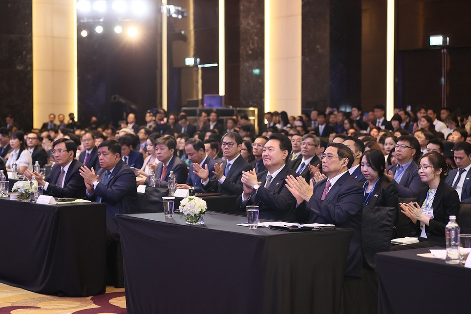 Thủ tướng Phạm Minh Chính và Tổng thống Hàn Quốc Yoon Suk Yeol dự Diễn đàn Doanh nghiệp Việt Nam-Hàn Quốc. (Ảnh: Dương Giang/TTXVN)