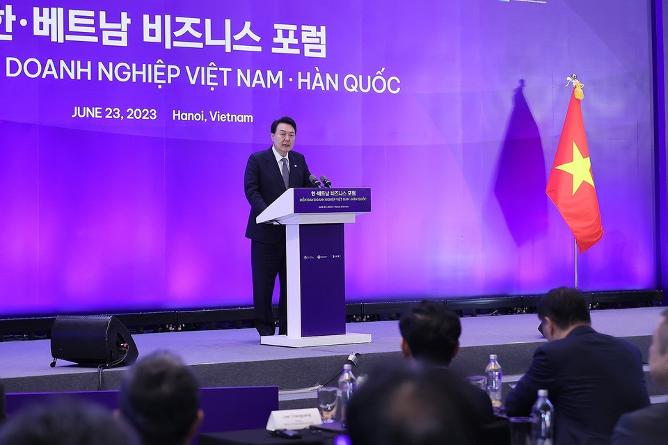 Tổng thống Yoon Suk Yeol phát biểu tại Diễn đàn Doanh nghiệp Việt Nam-Hàn Quốc tại Hà Nội chiều 23/6/2023. (Ảnh: Dương Giang/TTXVN)