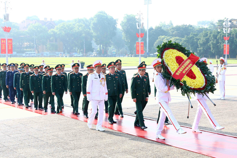 Đoàn Đại biểu Quân ủy Trung ương-Bộ Quốc phòng vào Lăng viếng Chủ tịch Hồ Chí Minh. (Ảnh: Phạm Kiên/TTXVN)