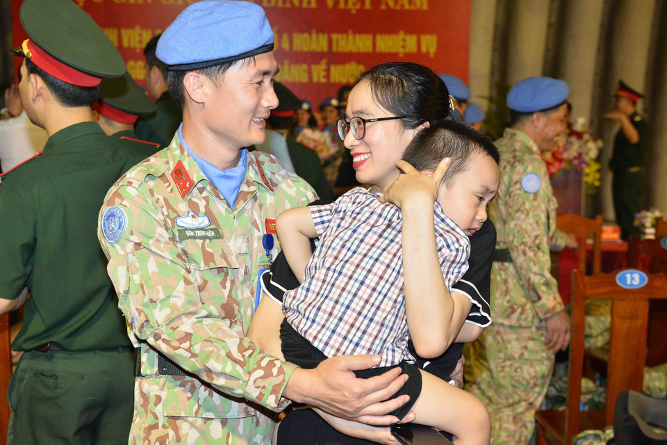 Niềm vui gặp lại người thân của các cán bộ, y, bác sỹ Bệnh viện Dã chiến Cấp 2 Số 4 khi về nước đã hoàn thành xuất sắc nhiệm vụ được giao. (Ảnh: Minh Đức/TTXVN)