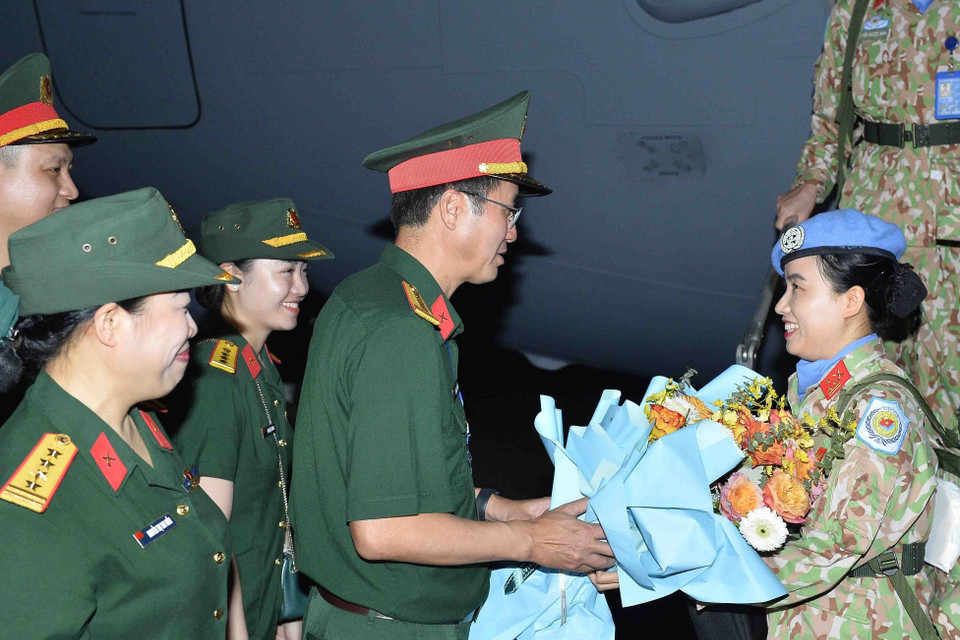 Lãnh đạo Cục Gìn giữ Hòa bình Việt Nam, các cơ quan Bộ Quốc phòng đón các cán bộ, y, bác sỹ Bệnh viện Dã chiến 2.4. (Ảnh: Minh Đức/TTXVN)