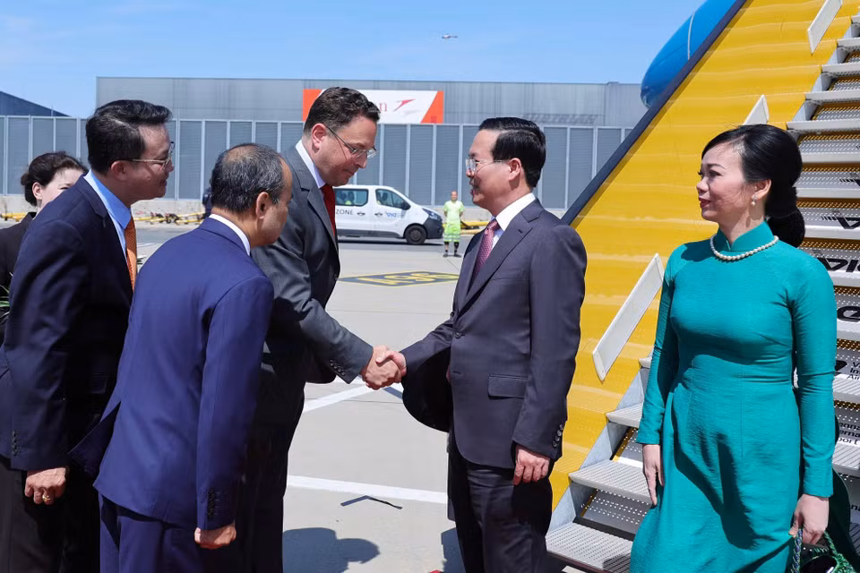Lễ đón Chủ tịch nước Võ Văn Thưởng và Phu nhân tại Sân bay Quốc tế Vienna (Cộng hòa Áo), chiều 23/7/2023 (giờ địa phương). (Ảnh: Thống Nhất/TTXVN)