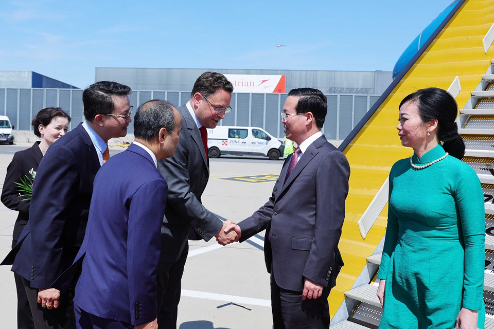 Lễ đón Chủ tịch nước Võ Văn Thưởng và Phu nhân tại Sân bay Quốc tế Vienna (Cộng hòa Áo). (Ảnh: Thống Nhất/TTXVN)
