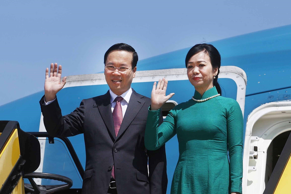 Chủ tịch nước Võ Văn Thưởng và Phu nhân đến Sân bay Quốc tế Vienna, Thủ đô Vienna, bắt đầu chuyến thăm chính thức Cộng hòa Áo. (Ảnh: Thống Nhất/TTXVN)
