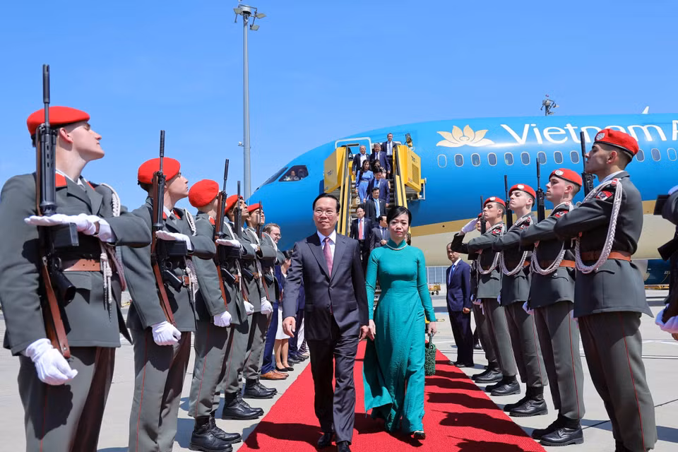 Chủ tịch nước Võ Văn Thưởng và Phu nhân đến Sân bay Quốc tế Vienna, Thủ đô Vienna chiều 23/7/2023 (giờ địa phương), bắt đầu chuyến thăm chính thức Cộng hòa Áo. (Ảnh: Thống Nhất/TTXVN)