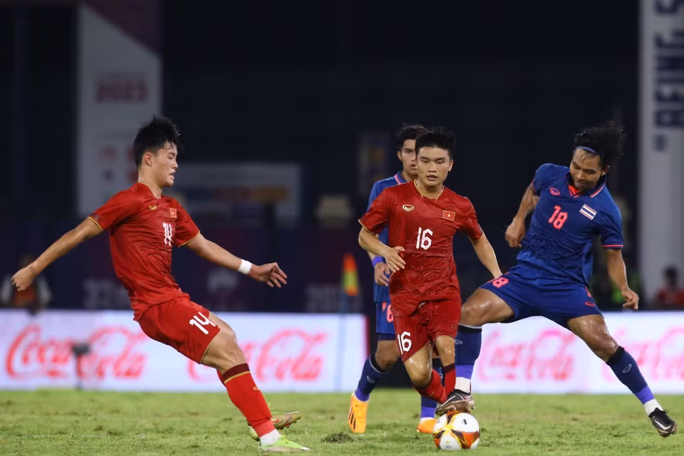 Vào hiệp 2, U22 Việt Nam dồn lên tấn công khiến các cầu thủ U22 Thái Lan liên tục phạm lỗi và phải nhận liên tiếp hai thẻ vàng. (Ảnh: Hoàng Linh/TTXVN)