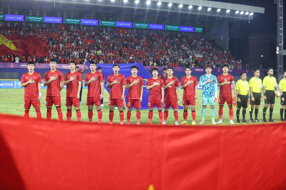 Đội U22 Việt Nam thực hiện nghi thức chào cờ. (Ảnh: Hoàng Linh/TTXVN)