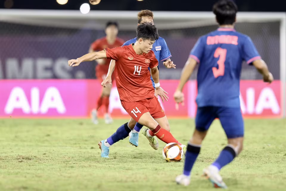 Do cả U22 Việt Nam và U22 Thái Lan đều đã giành quyền vào bán kết nên trận đấu diễn ra khá cởi mở. (Ảnh: Hoàng Linh/TTXVN)