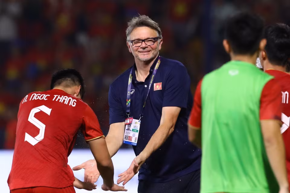 Huấn luyện viên Troussier cũng không giấu được sự vui mừng... (Ảnh: Hoàng Linh/TTXVN)