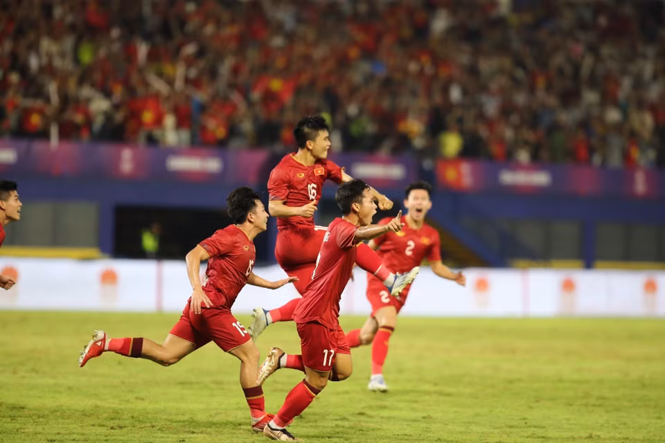 Với kết quả hòa 1-1 trước U22 Thái Lan, U22 Việt Nam xếp thứ hai bảng B và sẽ gặp U22 Indonesia ở trận bán kết 1 diễn ra vào chiều 13/5 tới. (Ảnh: Hoàng Linh/TTXVN)