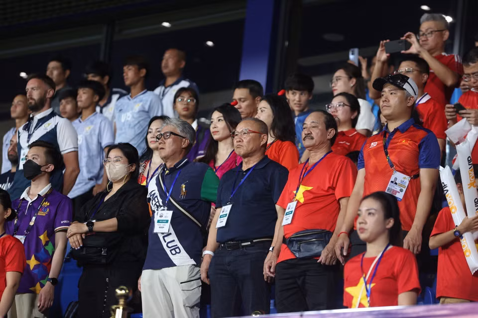 Có mặt trên khán đài cổ vũ cho các cầu thủ U22 Việt Nam, huấn luyện viên Park Hang-seo đã tỏ ra rất căng thẳng như khi ông đang còn dẫn dắt các cầu thủ. (Ảnh: Hoàng Linh/TTXVN)