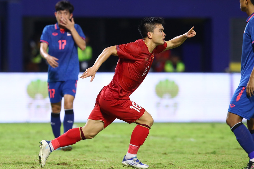 Niềm vui của Lê Quốc Nhật Nam (số 16) sau khi ghi bàn san bằng tỷ số 1-1 ở phút thứ 53. (Ảnh: Hoàng Linh/TTXVN)