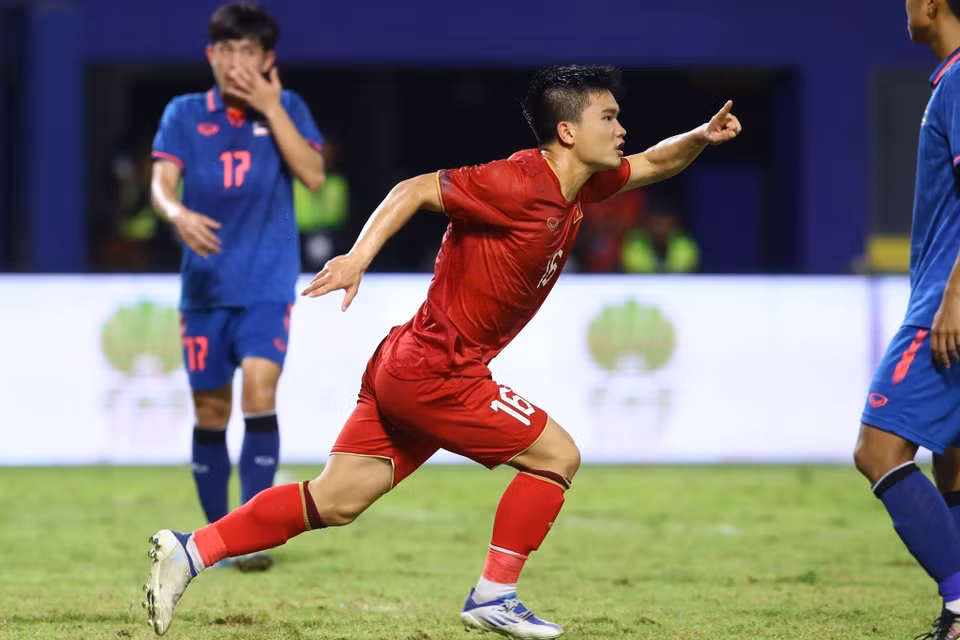 Niềm vui của Lê Quốc Nhật Nam (số 16) sau khi ghi bàn san bằng tỷ số 1-1 ở phút thứ 53. (Ảnh: Hoàng Linh/TTXVN)