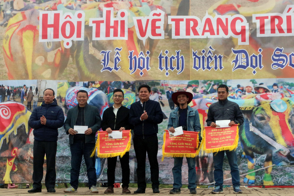 Ban tổ chức trao giải cho các họa sỹ đạt giải. (Ảnh: Nguyễn Chinh/TTXVN)