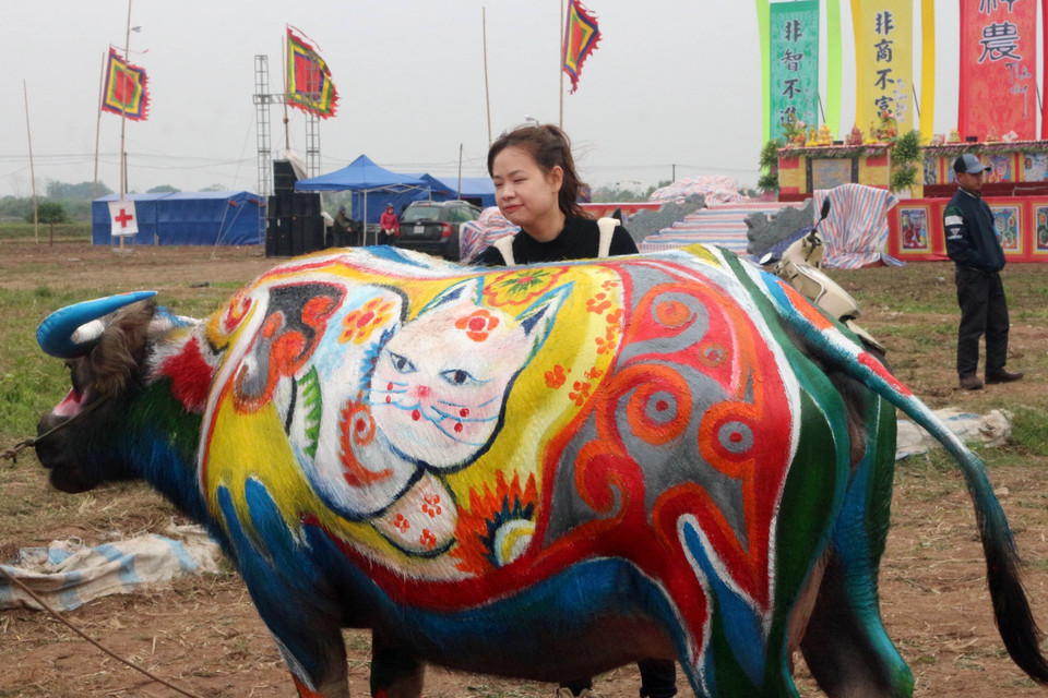 Năm nay là năm Quý Mão nên chủ đề các họa sỹ thể hiện xoay quanh hình tượng con mèo. (Ảnh: Nguyễn Chinh/TTXVN)