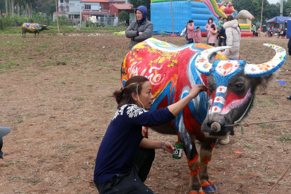 Với những góc nhìn, cách thể hiện khác nhau, mỗi họa sỹ đã tạo nên một tác phẩm mang nét độc đáo riêng. (Ảnh: Nguyễn Chinh/TTXVN)