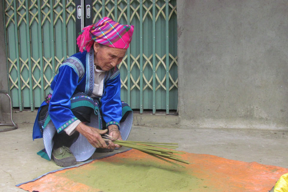 Bà Thào Thị Nhừ, dân tộc Mông, 90 tuổi ở bản Dền Thàng A, xã Dào San, huyện Phong Thổ (Lai Châu) làm hương được 60 năm nay, giúp gia đình lưu giữ nghề làm hương truyền thống. (Ảnh: Việt Hoàng/TTXVN)