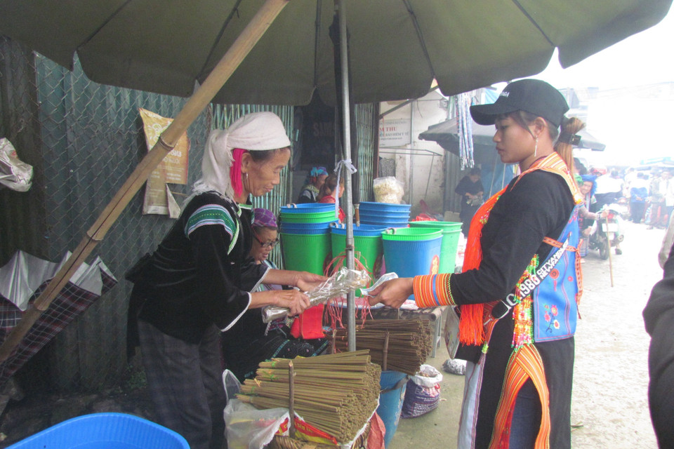 Nghề làm hương truyền thống giúp bà con nhân dân xã Dào San, huyện Phong Thổ (Lai Châu) có thêm thu nhập trong mỗi phiên chợ. (Ảnh: Việt Hoàng/TTXVN)