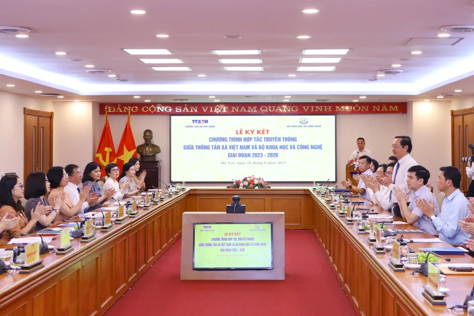 Chiều 28/8/23, tại Hà Nội, Thông tấn xã Việt Nam và Bộ Khoa học và Công nghệ tổ chức Lễ Ký kết Chương trình Hợp tác truyền thông giai đoạn 2023-2026. Tổng Giám đốc Thông tấn xã Việt Nam Vũ Việt Trang và Bộ trưởng Bộ Khoa học và Công nghệ Huỳnh Thành Đạt đồng chủ trì buổi lễ. (Ảnh: Văn Điệp/TTXVN)