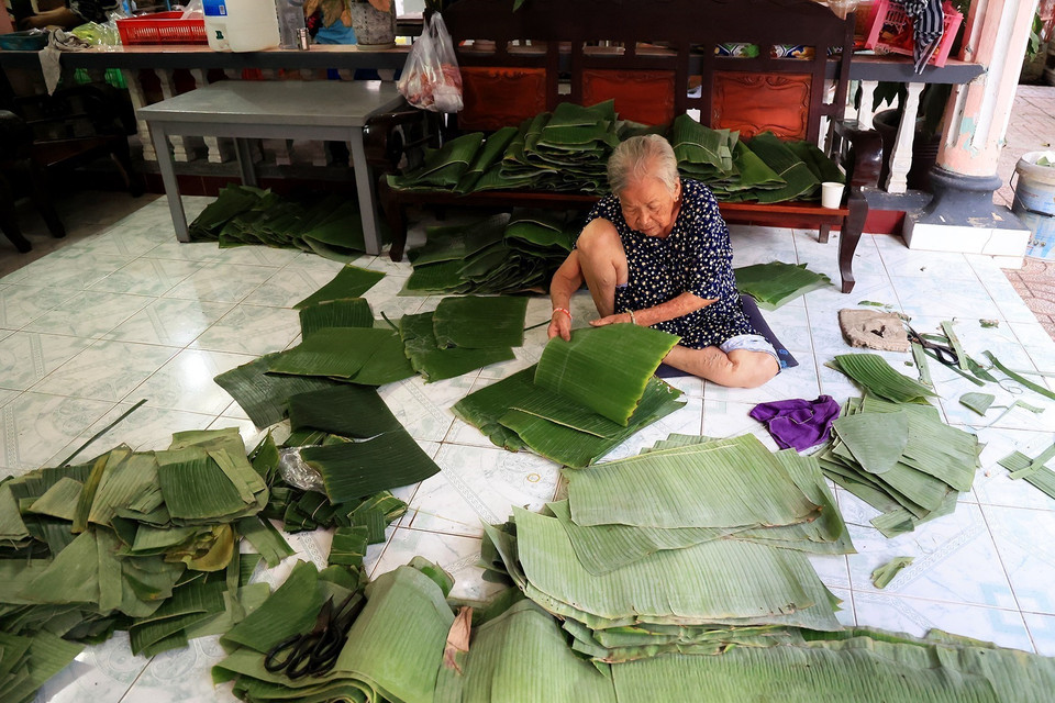 Bà Nguyễn Thị Ích (82 tuổi, ấp 4, xã Nhị Bình, huyện Hóc Môn) với 40 năm làm nghề bánh tét, thâm niên nhất xóm bánh tét Nhị Bình. (Ảnh: Hồng Đạt/TTXVN)