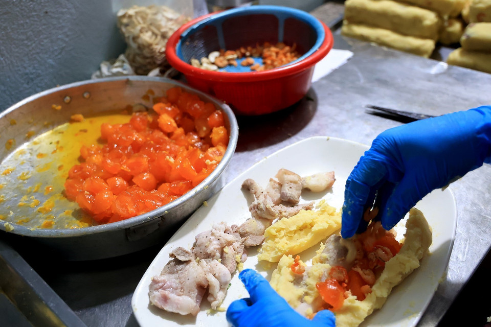 Làm nhân bánh tét. (Ảnh: Hồng Đạt/TTXVN)